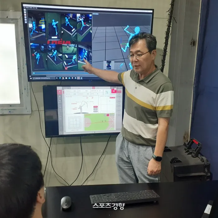 분석 결과를 바탕으로 선수에게 현장에서 즉시 피드백을 전달하는 장면